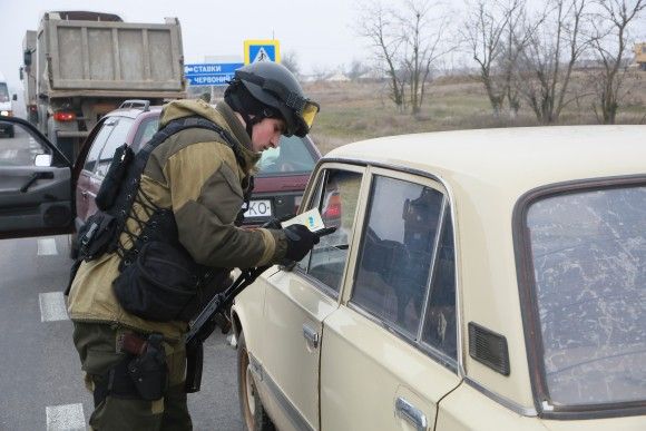 Funkcjonariusz ukraińskich sił bezpieczeństwa podczas przeprowadzania kontroli w pobliżu granicy z Republiką Krymu. Fot. Służba Ochrony Granicy Państwowej Ukrainy.