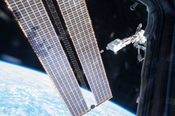 Moment opuszczenia ISS przez satelitę STARS-C. Fot. NASA