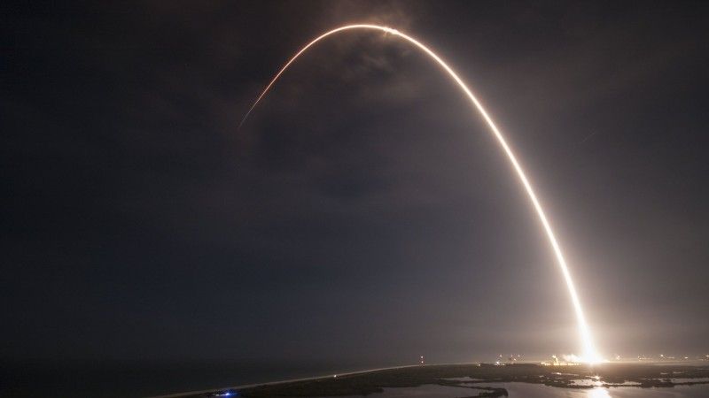 Pierwszy stopień rakiety Falcon 9 po wylądowaniu na platformie morskiej "Of course I still love you". Fot. SpaceX