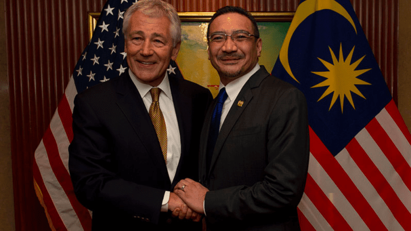 Były sekretarz obrony USA Chuck Hagel i obecny minister obrony Malezji Hishammuddin Hussein, fot. Wikimedia CC0 Public Domain