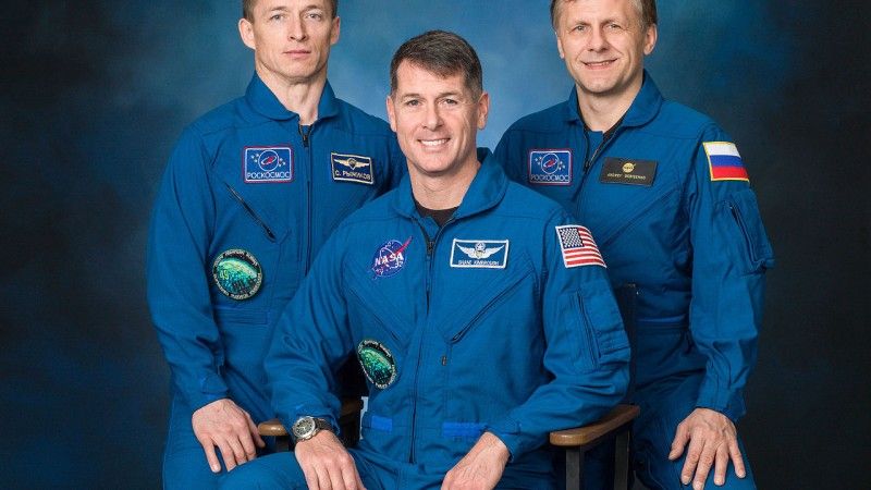 Załoga misji Sojuz MS-02: od lewej: Siergiej Ryżykow, Shane Kimbrough i Andriej Borysenko, fot. NASA/Robert Markowitz