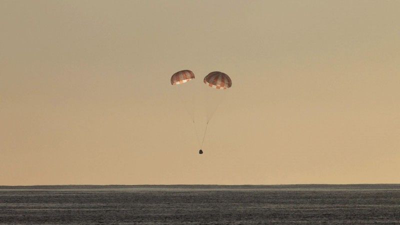CRS-10 Dragon na chwilę przed zetknięciem z powierzchnią oceanu. Fot. SpaceX