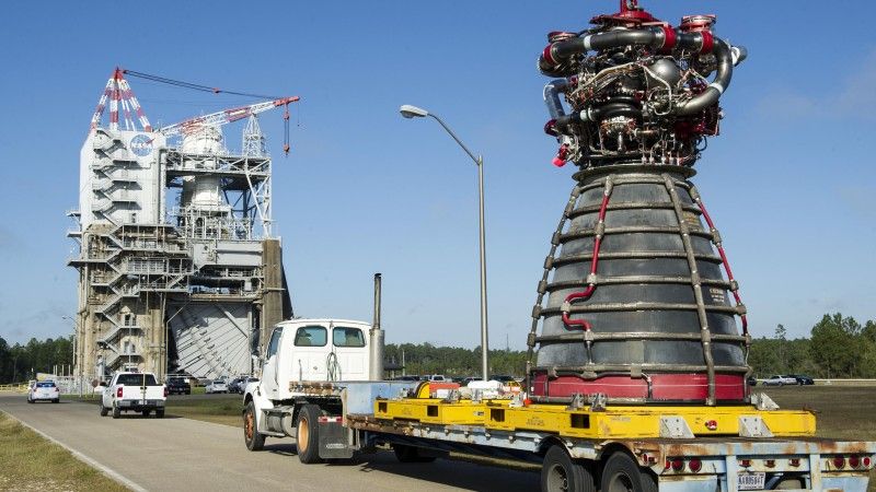 Silnik RS-25 w trakcie transportu na platformę testową. Fot. NASA / nasa.gov