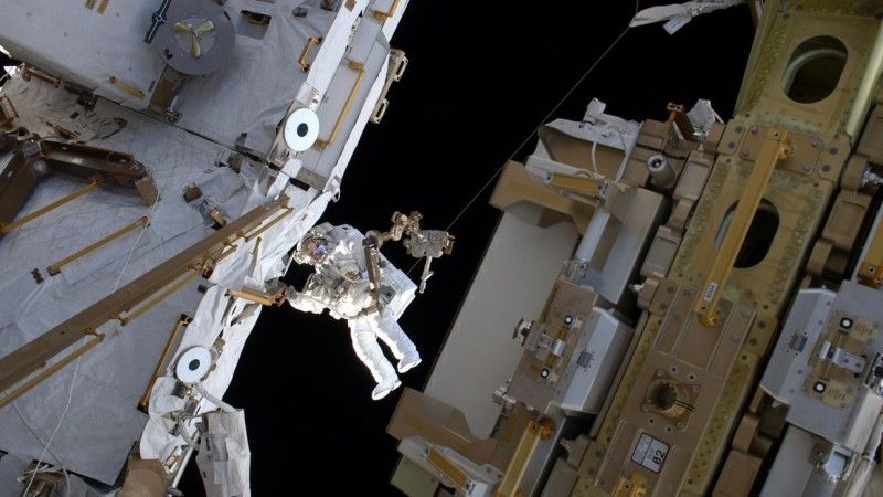 Shane Kimbrough podczas spaceru kosmicznego. Fot. Thomas Pesquet/ESA/NASA