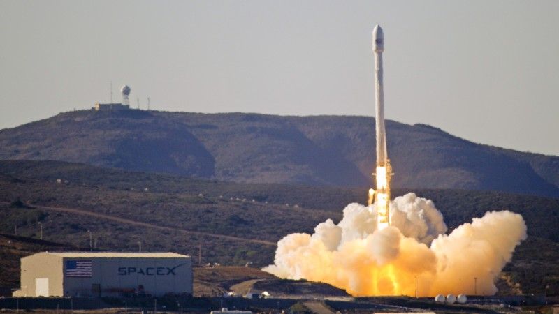Start rakiety SpaceX Falcon 9. Fot. Vandenberg Air Force Base/US Air Force
