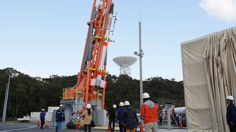 Przygotowania do startu rakiety SS-520-4. Fot. JAXA