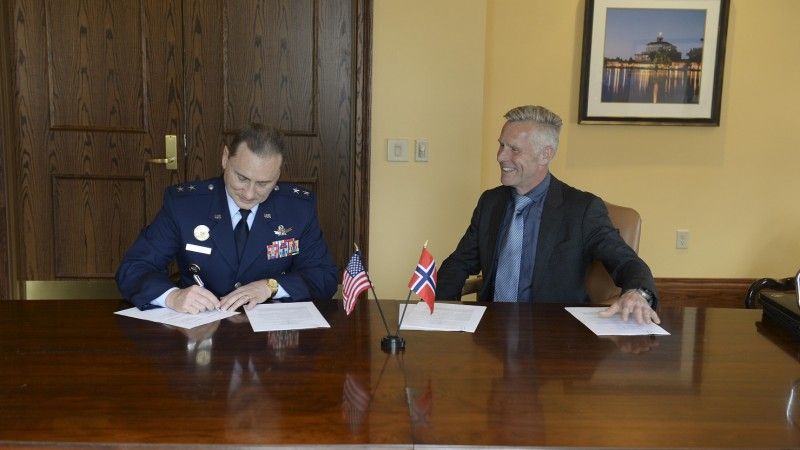 USA i Norwegia podpisują porozumienie o wymianie danych rozpoznania kosmicznego i satelitarnego. Fot. Dowództwo Sił Strategicznych USA / stratcom.mil