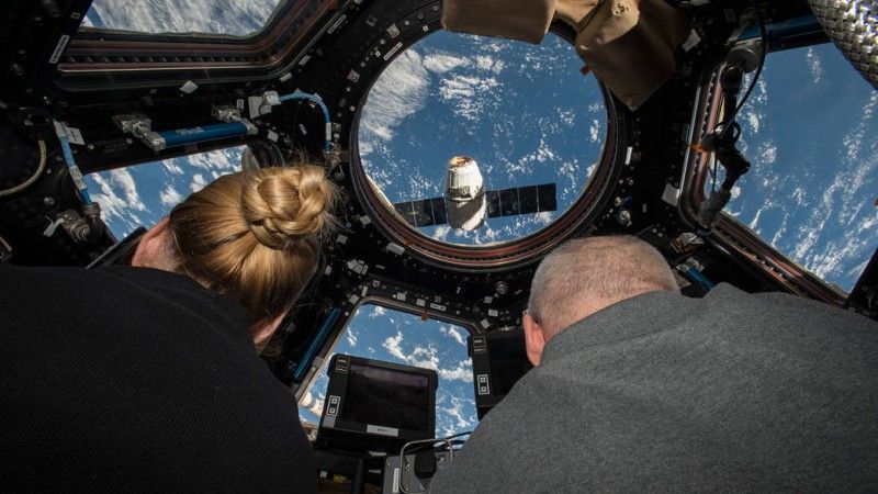 Międzynarodowa Stacja Kosmiczna - moment przechwycenia statku towarowego Dragon. Fot. NASA / nasa.gov