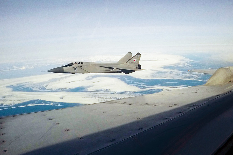 MiG-31 z ciężkimi rakietami przechwycony przez norweskie F-35