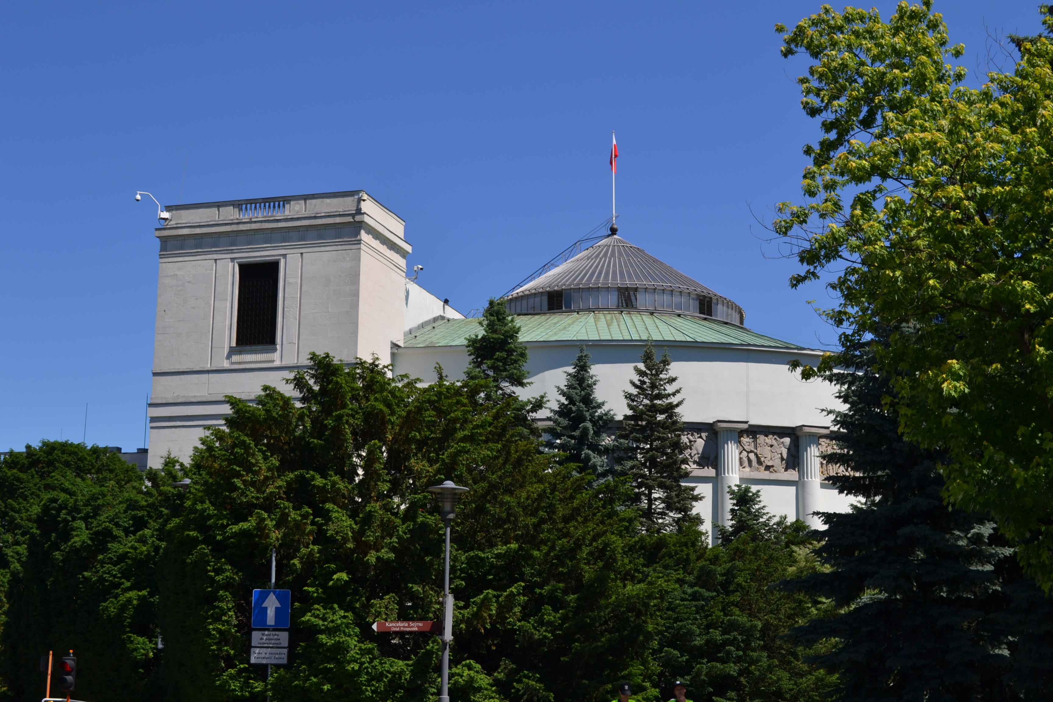 Przed Sejm wróciły policyjne barierki. Cichocki: wieczorem zostaną zabrane, chyba iż sytuacja się zaogni