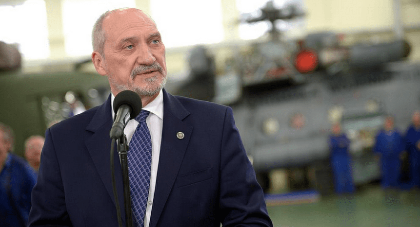Antoni Macierewicz w Wojskowych Zakładach Lotniczych nr 1. Fot. ppor. Robert Suchy/CO MON.