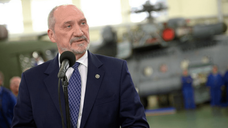 Antoni Macierewicz w Wojskowych Zakładach Lotniczych nr 1. Fot. ppor. Robert Suchy/CO MON.