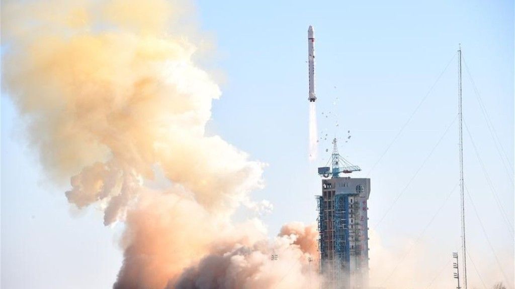 Start rakiety Długi Marsz-2D z satelitą LKW-1. Fot. chińskie media