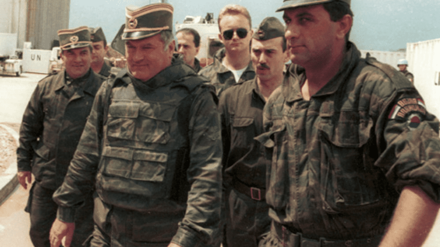 Gen. Ratko Mladić na lotnisku w Sarajewie w 1993 roku w czasie wojny domowej w Jugosławii, fot. I, Evstafiev, Wikipedia, CC BY-SA 3.0