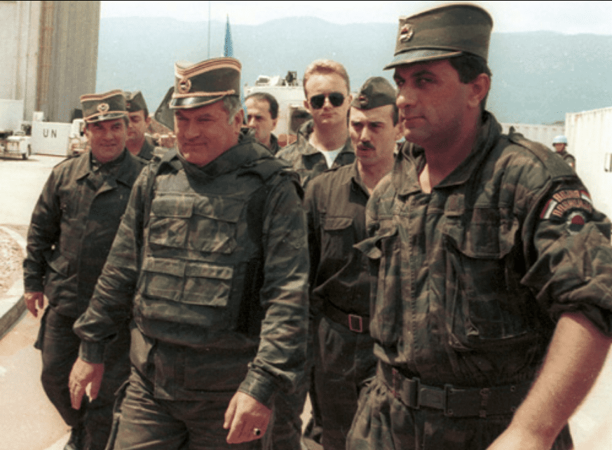 Gen. Ratko Mladic na lotnisku w Sarajewie w 1993 roku w czasie wojny domowej w Jugosławii, fot. I, Evstafiev, Wikipedia, CC BY-SA 3.0
