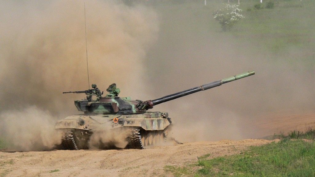 Czołg T-72 z wyraźnie widoczną lufą armaty 2A46, fot st. szer. Rafał Giszczak , archiwalny.mon.gov.pl