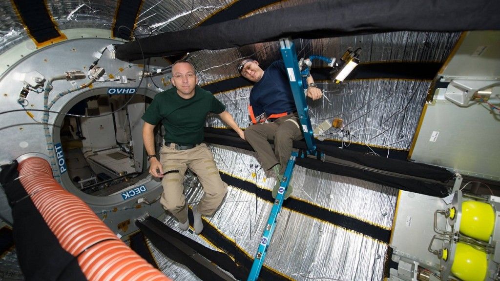 Załoga ISS we wnętrzu modułu BEAM. Fot. Bigelow Aerospace via Facebook