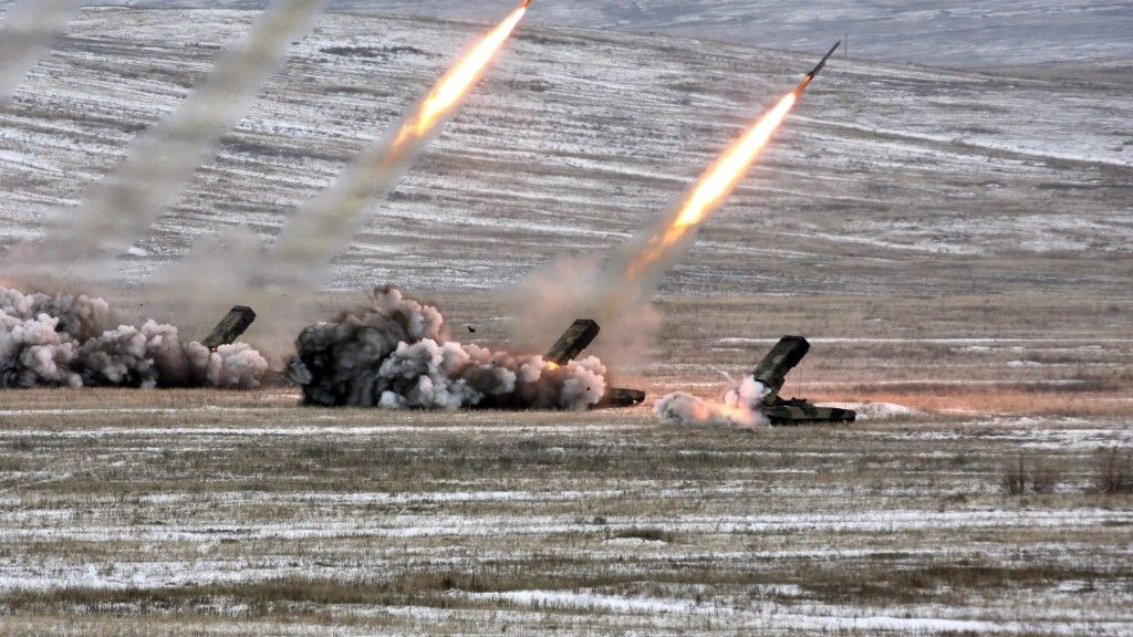 Cztery wyrzutnie TOS-1A podczas prowadzenia ognia fot. Vitaly V. Kuzmin/CC BY-SA 4.0