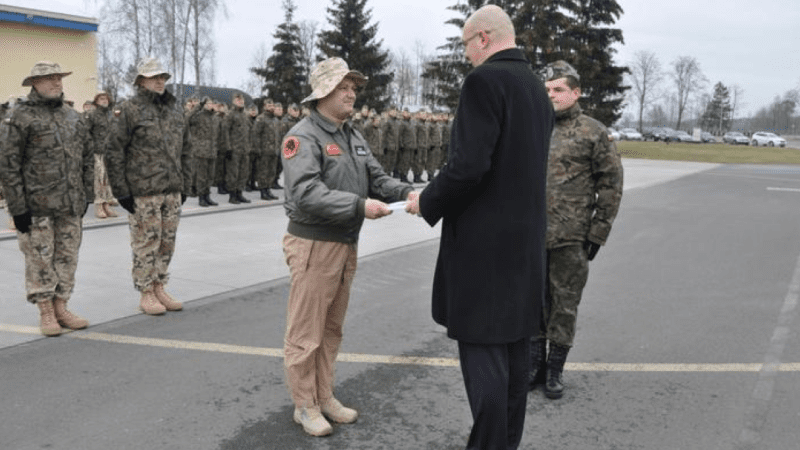 Żołnierze PKW OIR Kuwejt oraz samolot F-16C Block52+. Fot. Rafał Lesiecki / Defence24.pl