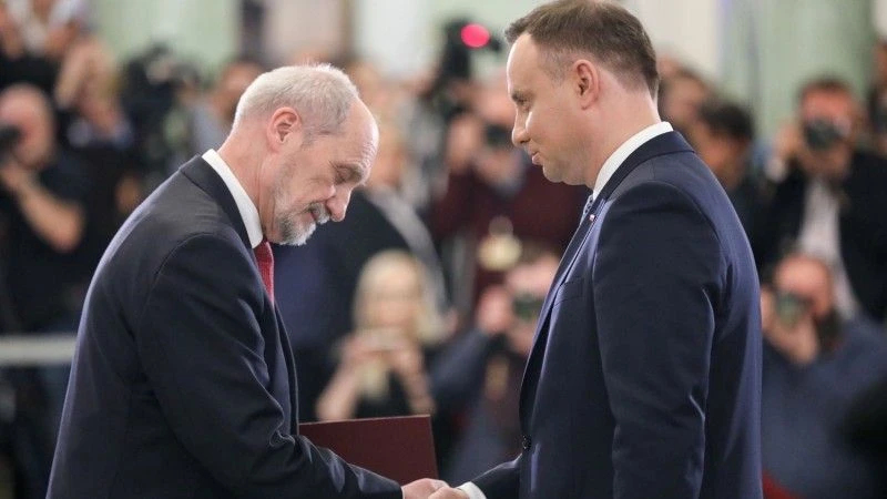 Antoni Macierewicz odbiera z rąk prezydenta Andrzeja Dudy akt powołania na urząd ministra obrony narodowej. 11 grudnia 2017 r. Fot. Jakub Szymczuk / KPRP