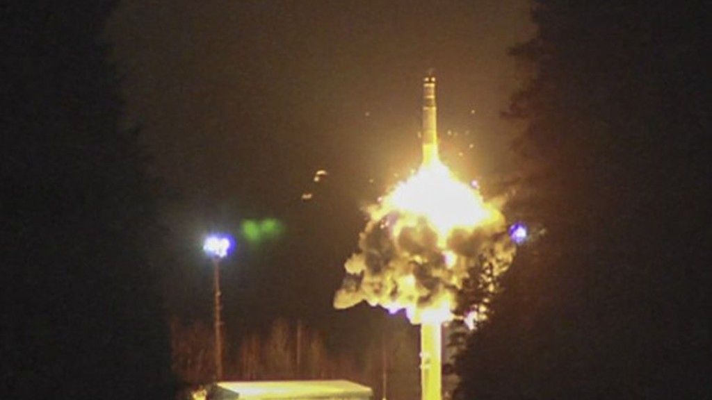 Wystrzelenie pocisku z wyrzutni mobilnej na terenie kosmodromu w Plesiecku. Fot. mil.ru