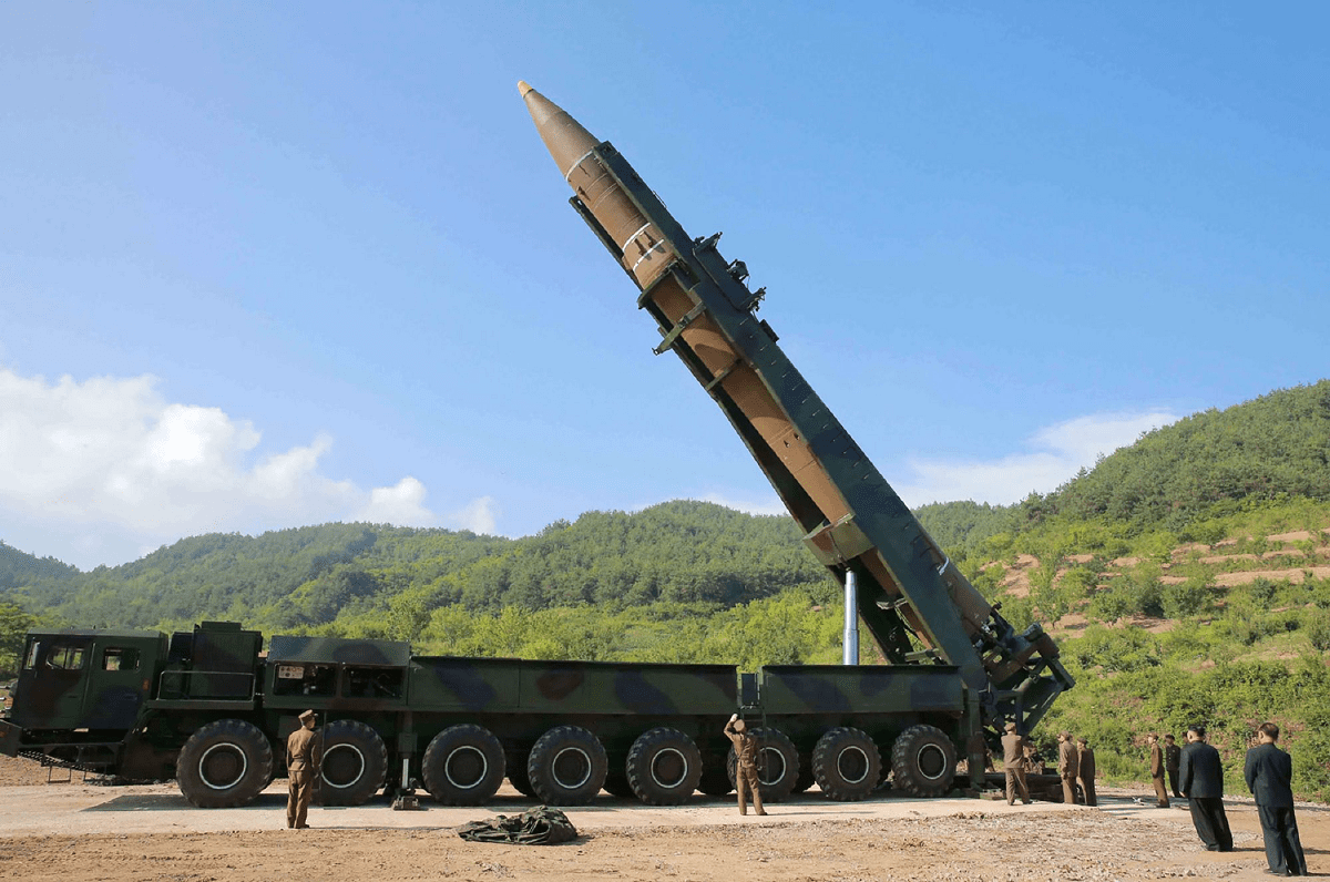 Hwasong-14 w trakcie procedury przygotowania do startu. Fot. KCNA