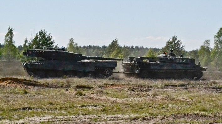 Bergepanzer 2 ARV recovering the Leopard 2A4 MBT. IMAGE CREDIT: KATARZYNA PRZEPIÓRA/10 ARMOURED CAVALRY BRIGADE. 