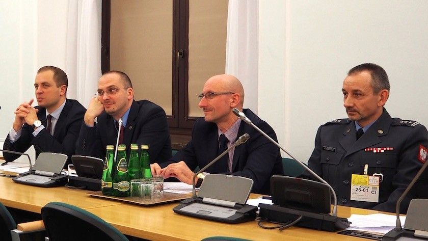 <p>Wiceszef MON Tomasz Szatkowski (pierwszy z lewej) wraz ze współpracownikami przysłuchuje się debacie na posiedzeniu sejmowej kosmiji obrony. Fot. Rafał Lesiecki / Defence24.pl</p>