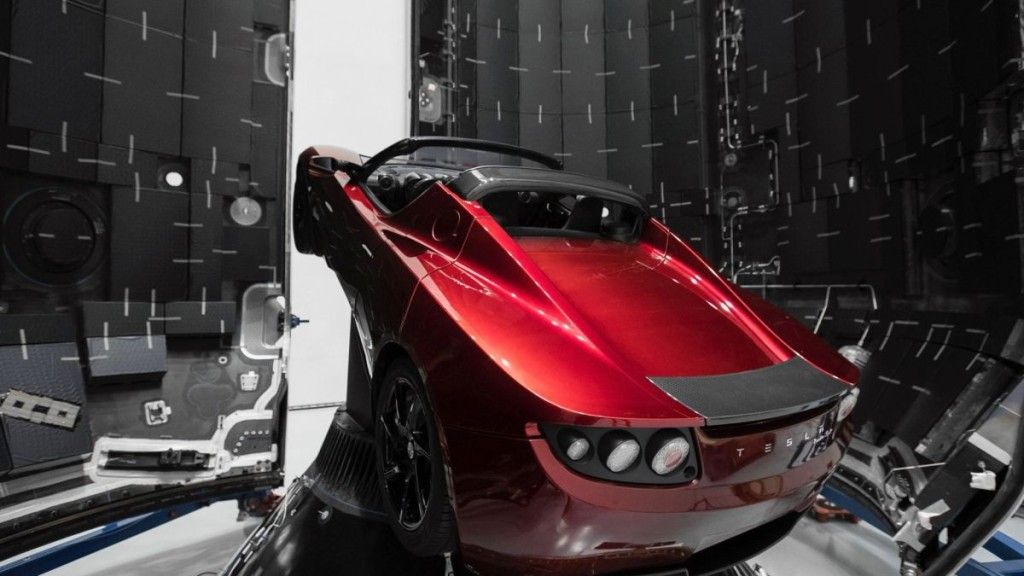 Tesla Roadster, który ma szansę przez wiele lat krążyć po orbicie wokół Słońca. Fot. SpaceX via Facebook