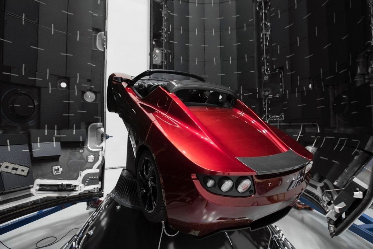 Tesla Roadster, który ma szansę przez wiele lat krążyć po orbicie wokół Słońca. Fot. SpaceX via Facebook
