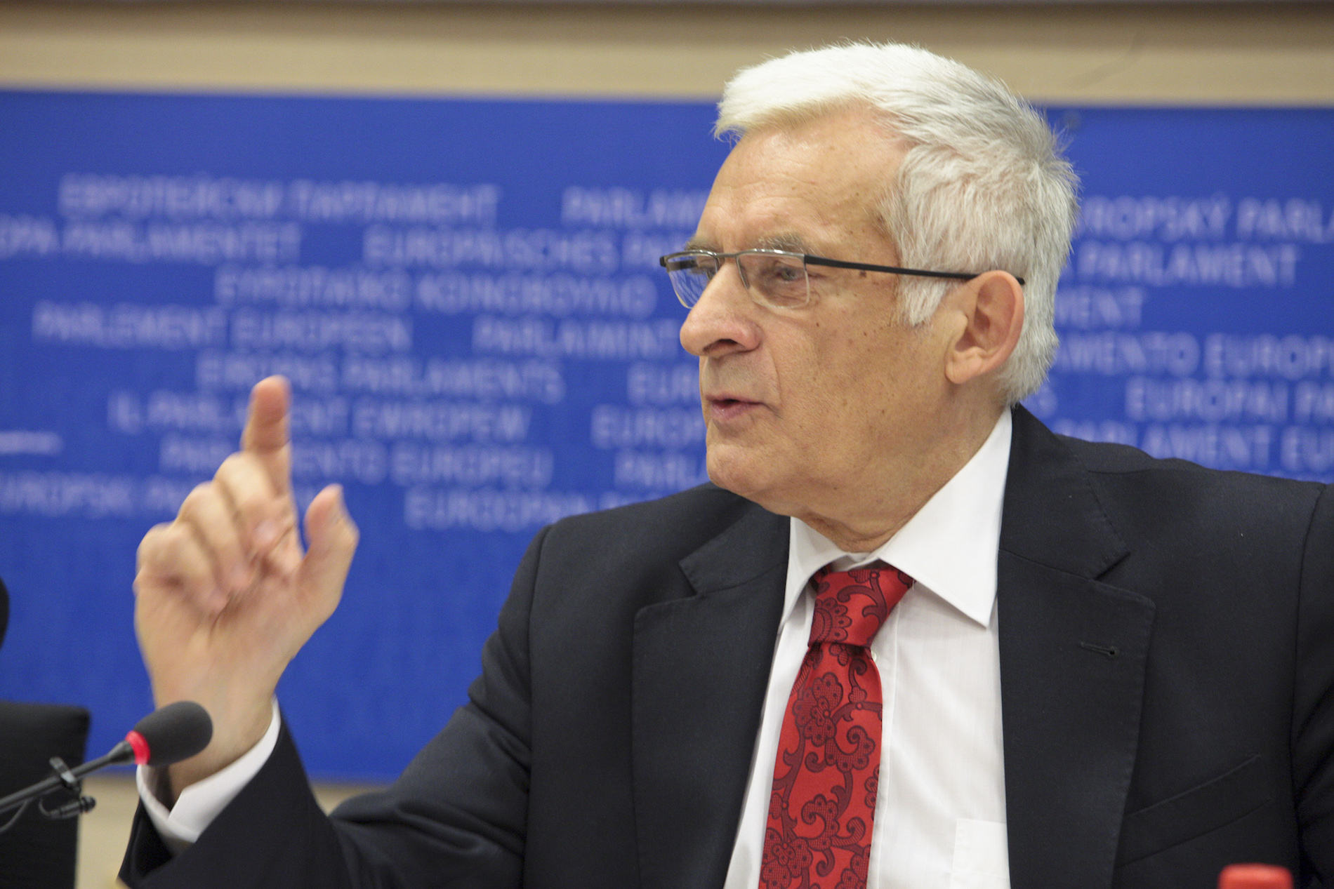 Buzek: Inviting the president   and Prime Minister to the US Means a Threat