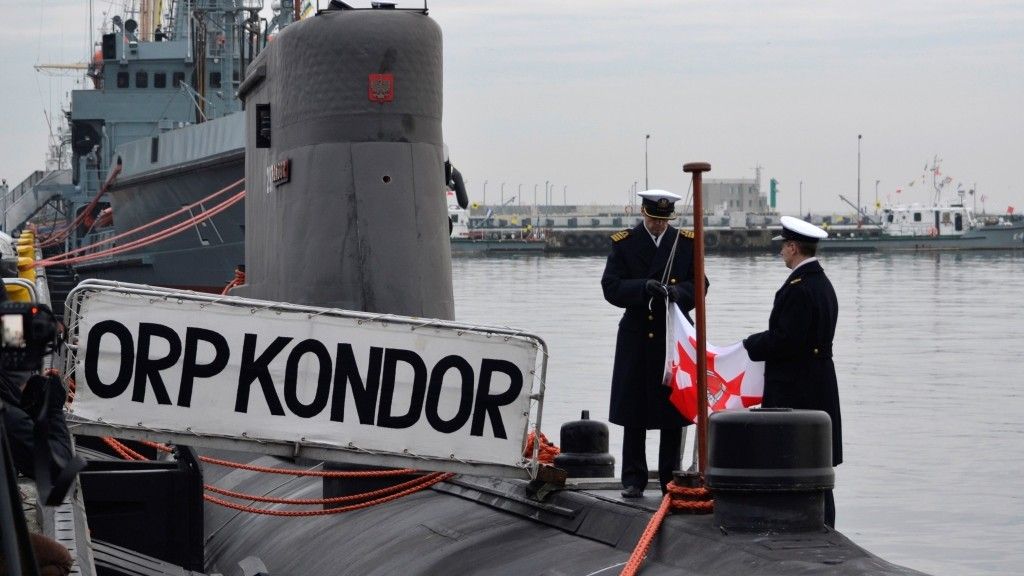 Moment opuszczenia bandery na okręcie podwodnym ORP Kondor. Grudzień 2017 r. Fot. M.Dura