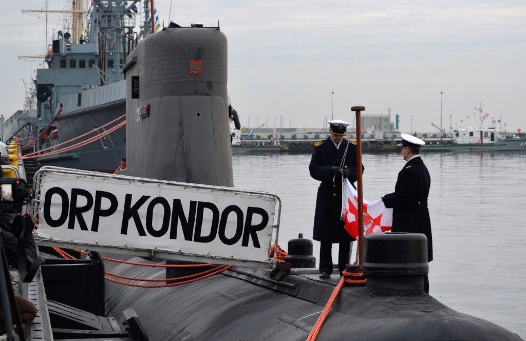 Moment opuszczenia bandery na okręcie podwodnym ORP Kondor. Grudzień 2017 r. Fot. M.Dura