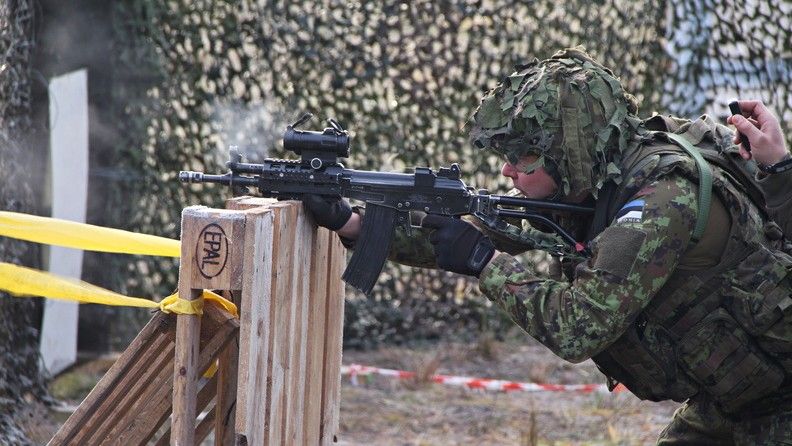 Żołnierz estoński uzbrojony w karabinek Galil. Fot. MO Estonii 