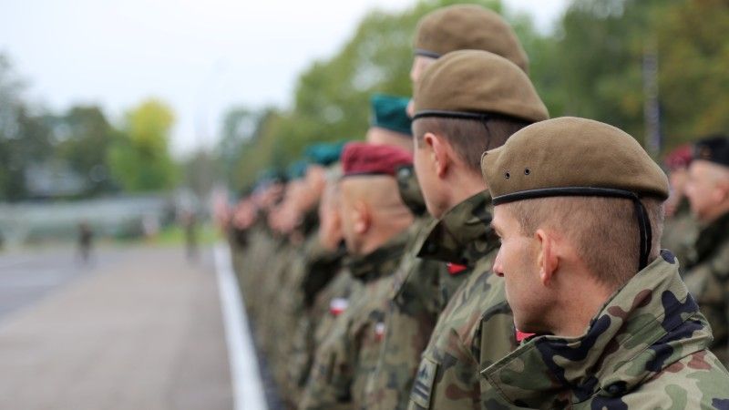 Na pierwszym planie żołnierze Wojsk Obrony Terytorialnej. Fot. Rafał Lesiecki / Defecne24.pl