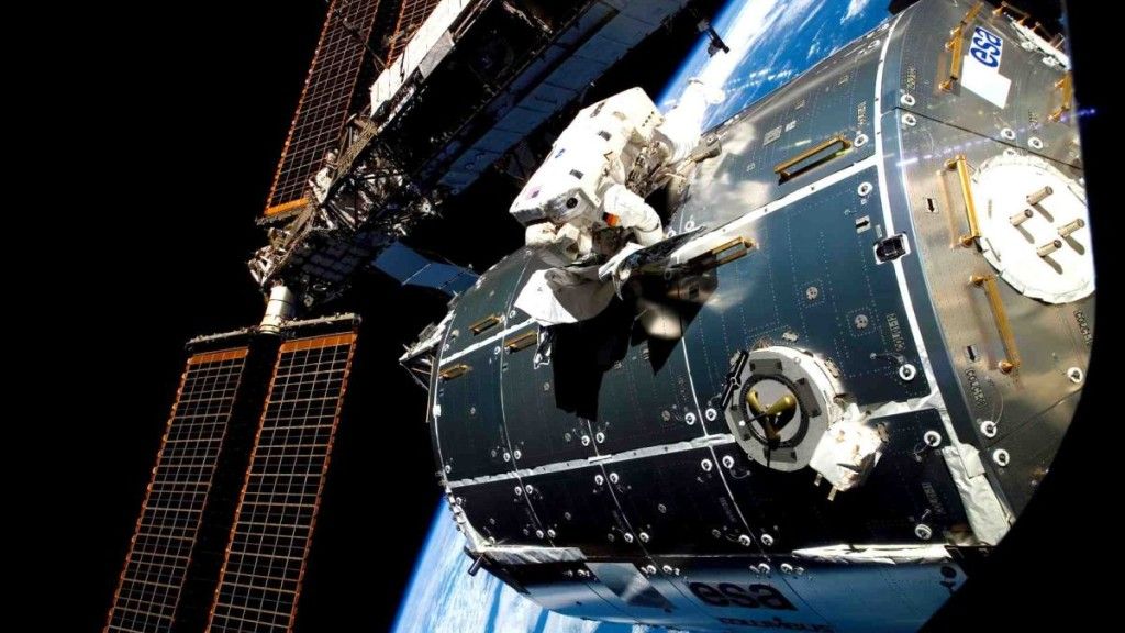 Astronauta pracuje na zewnątrz modułu Columbus. Fot. ESA