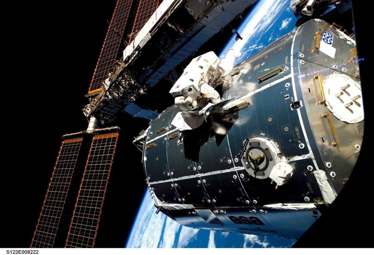 Astronauta pracuje na zewnątrz modułu Columbus. Fot. ESA