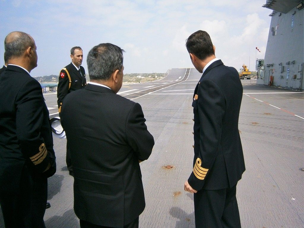 Wizyta delegacji tureckich sił morskich na hiszpańskim lotniskowcu „Juan Carlos I”. Fot. Tureckie siły morskie