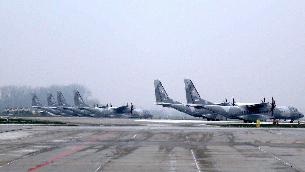 Samoloty transportowe C-295M oraz M28 Bryza (w tle) w 8 Bazie Lotnictwa Transportowego w Krakowie-Balicach. Fot. Rafał Lesiecki / Defence24.pl