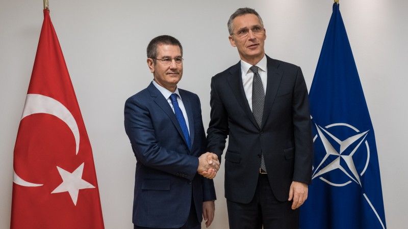 <p>Minister obrony Turcji Nurettin Canikli (z lewej) i sekretarz generalny NATO Jens Stoltenberg podczas spotkania 14 lutego 2018 r. w Brukseli. Fot. NATO.int</p>