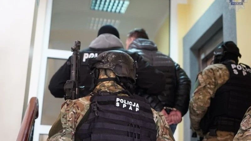 <p><g class="gr_ gr_3 gr-alert gr_spell gr_inline_cards gr_run_anim ContextualSpelling ins-del multiReplace" id="3" data-gr-id="3">Fot</g>. Policja </p>