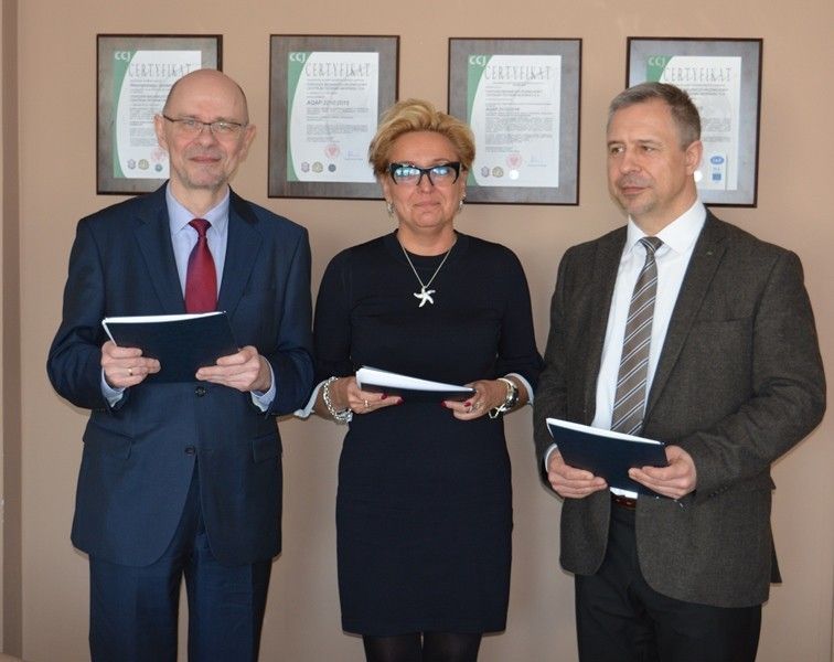 Na zdjęciu od lewej Dziekan Wydziału EEIiA PŁ dr hab. inż. Sławomir Hausman, Wiceprezes Zarządu OBR CTM S.A. Joanna Sztiller, Prezes Zarządu OBR CTM S.A. dr inż. Andrzej Kilian. Fot. OBR CTM