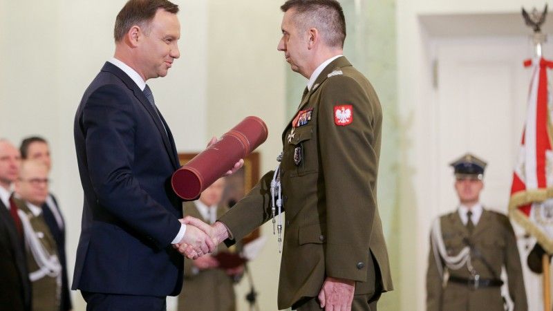 Ostatnia jak do tej pory nominacja generalska. Awans do stopnia generała dywizji odbiera dowódca operacyjny rodzajów sił zbrojnych Sławomir Wojciechowski. 10 stycznia 2017 r. Fot. Andrzej Hrechorowicz / KPRP