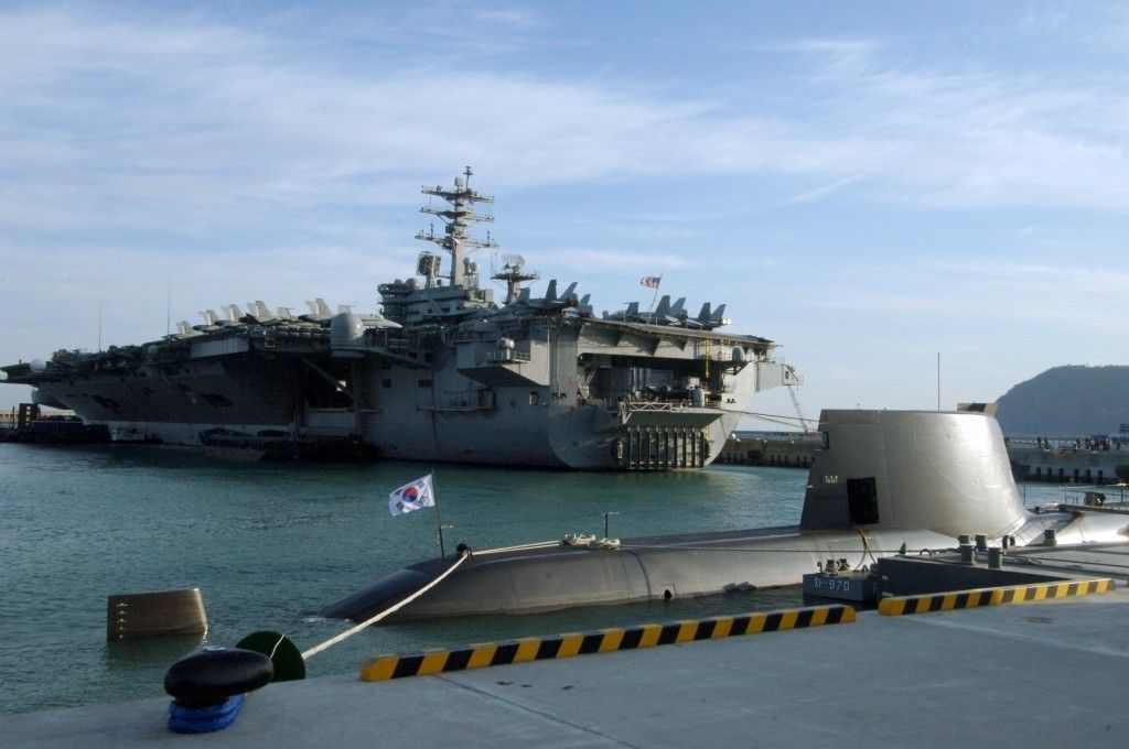 Koreański okręt podwodny Type 214 ROKS „Son Won-il” na tle amerykańskiego lotniskowca USS „Nimitz”. Fot. US Navy