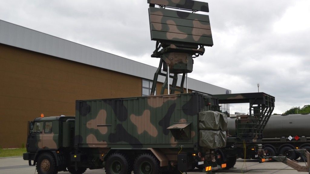 Trójwspółrzędny mobilny radar średniego zasięgu NUR-15(M) wykorzystywany w Wojskach Radiotechnicznych. Fot. M.Dura