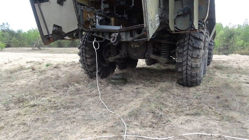 Zmodyfikowana mina TM-62 pod transporterem SKOT. Fot. Juliusz Sabak/Defence24.pl