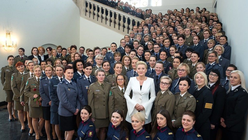 <p>Małżonka prezydenta Agata Kornhauser-Duda i kobiety ze służb i formacji mundurowych. Fot. prezydent.pl</p>