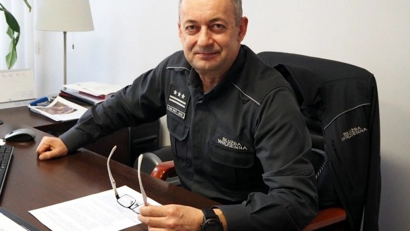 Płk SW Grzegorz Fedorowicz w prototypie nowego munduru Służby Więziennej