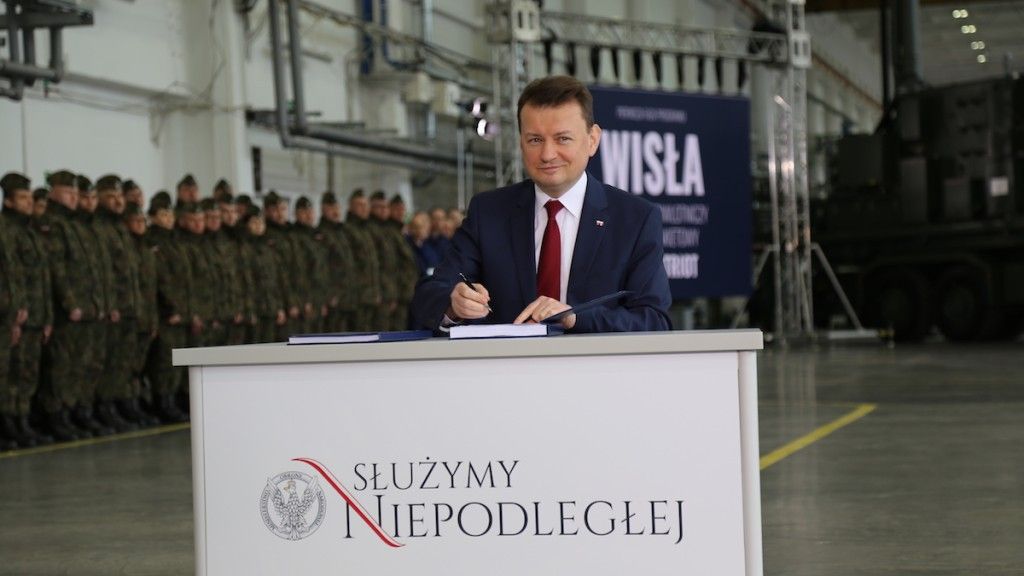 Szef MON Mariusz Błaszczak podczas podpisania umowy na pierwszą fazę programu Wisła. Fot. M. Rachwalska/Defence24.pl.