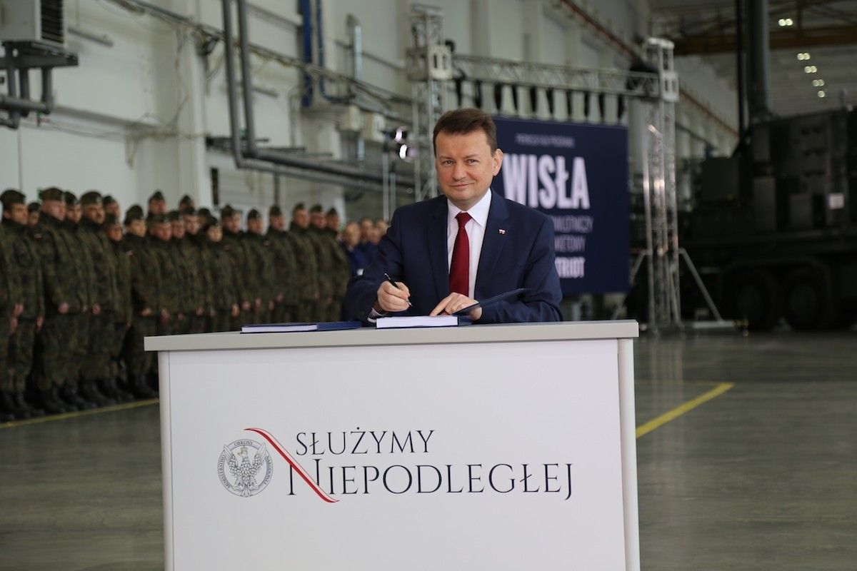 Szef MON Mariusz Błaszczak podczas podpisania umowy na pierwszą fazę programu Wisła. Fot. M. Rachwalska/Defence24.pl.